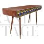 Consolle lunga in ottone con inserti circolari in vetro blu                            