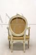 Poltrona in stile antico shabby chic in legno bianco e imbottitura beige