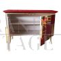 Credenza in vetro rosso bordeaux con inserti a specchio e 2 ante illuminate