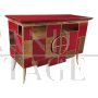 Credenza in vetro rosso bordeaux con inserti a specchio e 2 ante illuminate