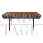 Consolle lunga in ottone con inserti circolari in vetro blu                            