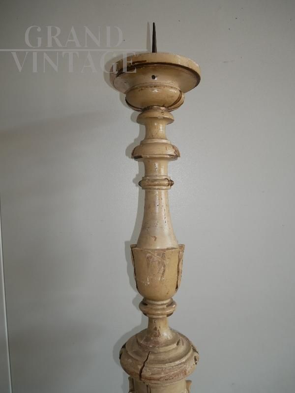 Candelabro antico intagliato, laccato e dorato del XIX secolo