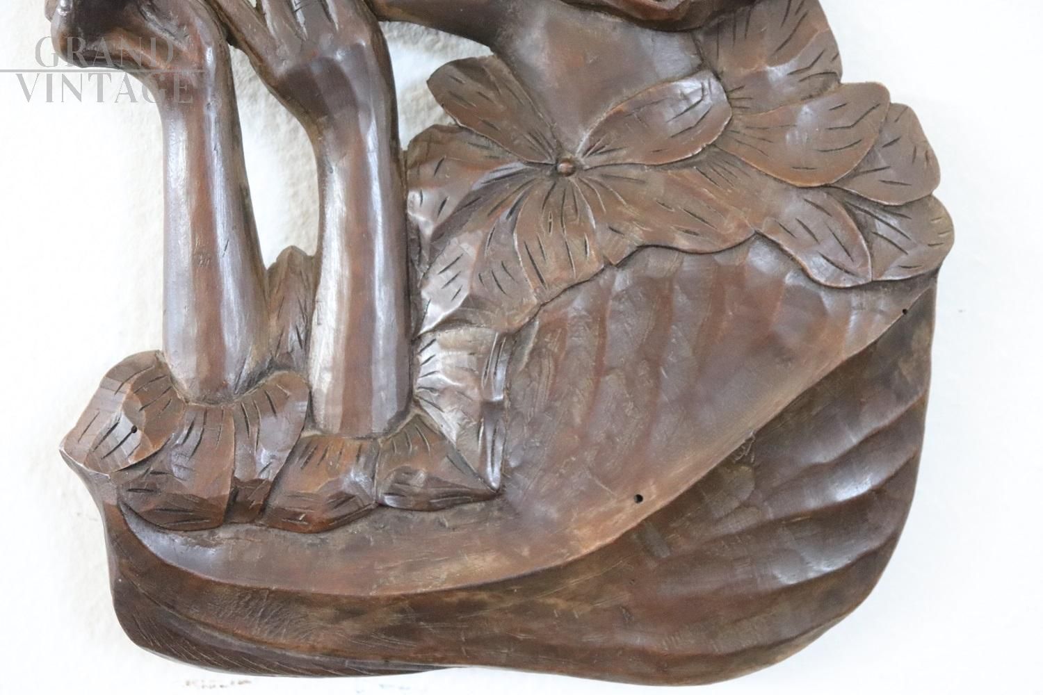 Scultura Art Nouveau con donna fumatrice a bassorilievo in legno di noce