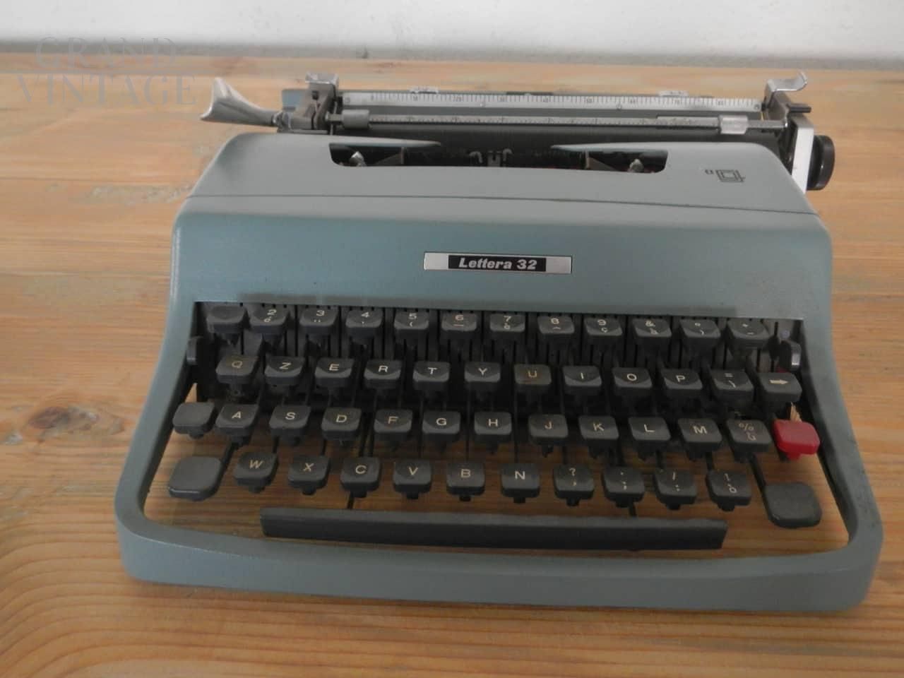 Macchina da scrivere vintage Olivetti Lettera 32 con cus…