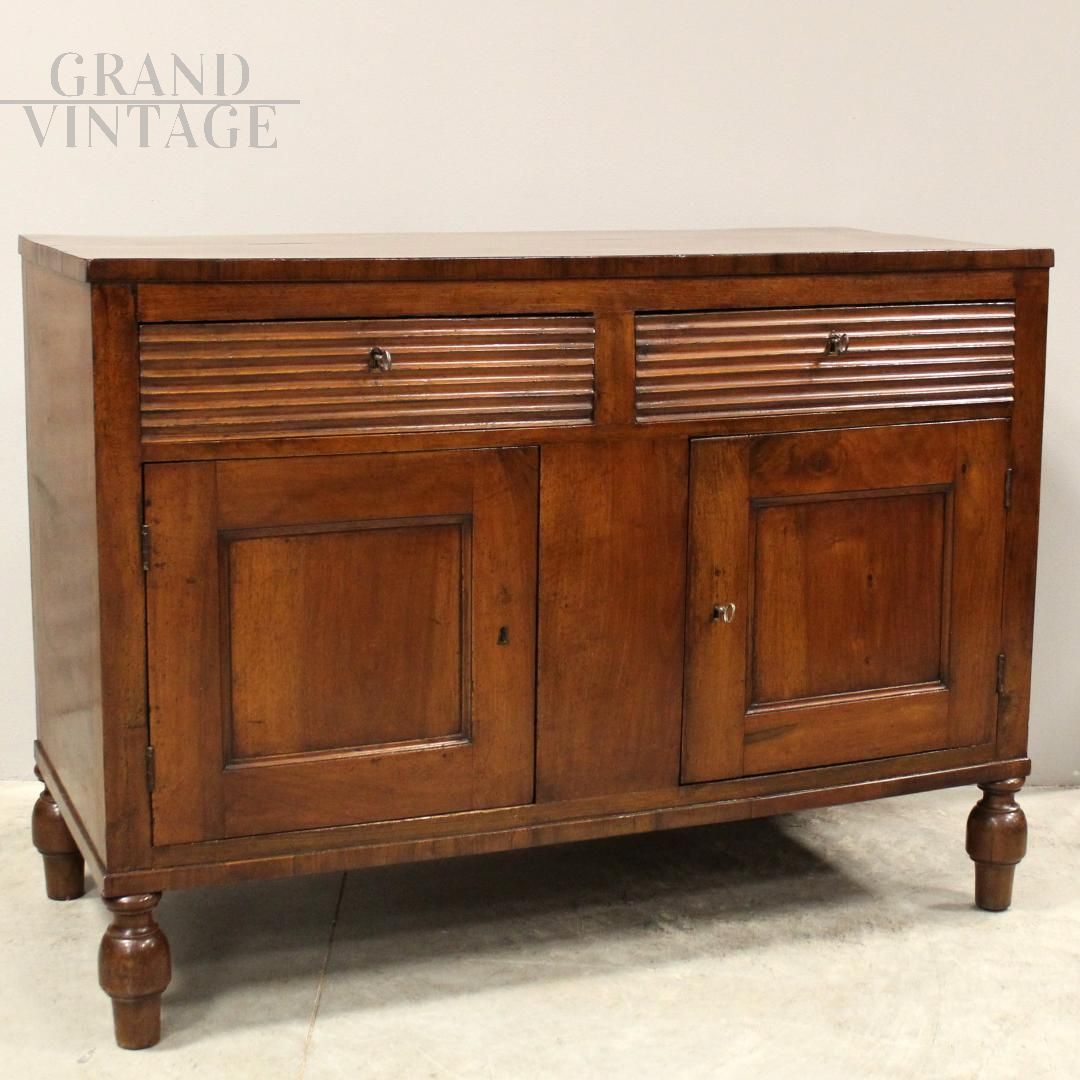 Antica credenza Carlo X in noce con cassetti scanalati, Italia '800