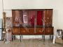 Grande credenza con vetrina vintage in mogano con intarsi