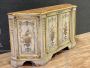 Credenza scantonata di stile Barocco Luigi XVI con decori floreali