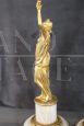 Coppia di figure femminili scultoree in bronzo dorato e alabastro