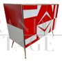 Credenza con geometrie in vetro bianco e rosso                            