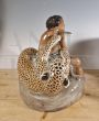 Scultura in ceramica Goldscheider con ragazza e leopardo