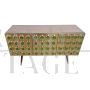 Credenza a tre ante in ottone con inserti circolari in vetro verde                            