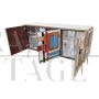 Credenza a tre ante in vetro multicolore con interni a specchio