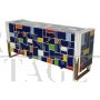 Credenza in vetro multicolore con maniglie dorate sagomate