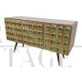 Credenza a tre ante in ottone con inserti circolari in vetro verde                            