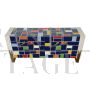 Credenza in vetro multicolore con maniglie dorate sagomate