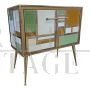 Credenza a due ante in stile vintage in vetro colorato e ottone dorato                            