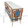 Credenza a tre ante in vetro multicolore con interni a specchio