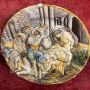 Grande piatto antico in maiolica del XVIII secolo con scena di vita