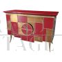 Credenza in vetro rosso bordeaux con inserti a specchio e 2 ante illuminate                            