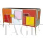 Credenza a tre ante in vetro colorato con maniglie retroilluminate                            