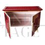 Credenza in vetro rosso bordeaux con inserti a specchio e 2 ante illuminate