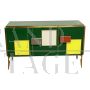 Credenza a tre ante in ottone e vetro verde e colorato