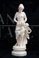 Scultura antica di fanciulla con putto in marmo bianco statuario                            