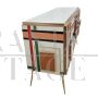 Credenza a tre ante in vetro multicolore con interni a specchio