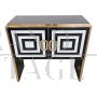 Credenza mobile bar in vetro bianco e nero con interno a specchio                            