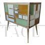 Credenza a due ante in stile vintage in vetro colorato e ottone dorato                            