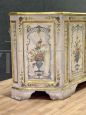 Credenza scantonata di stile Barocco Luigi XVI con decori floreali