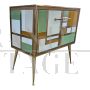 Credenza a due ante in stile vintage in vetro colorato e ottone dorato