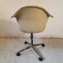 Sedia in vetroresina modellata di Charles e Ray Eames per Herman Miller