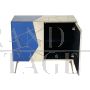 Credenza design rivestita in vetro blu e color pergamena