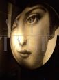 Lampada piantana di Fornasetti con volto di Lina Cavalieri