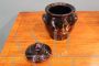 Vaso vintage francese in ceramica nera con spighe dorate e coperchio