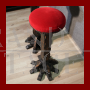 Coppia di sgabelli rustici vintage con seduta in velluto rosso                            