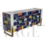 Credenza in vetro multicolore con maniglie dorate sagomate