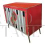 Credenza a due ante in vetro rosso e ottone dorato