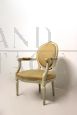 Poltrona in stile antico shabby chic in legno bianco e imbottitura beige                            