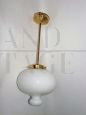 Lampada a sospensione mid century in ottone e vetro bianco