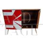 Credenza con geometrie in vetro bianco e rosso