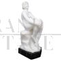 Scultura di donna Art Déco in marmo bianco                            