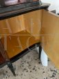 Grande credenza con vetrina vintage in mogano con intarsi