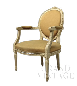 Poltrona in stile antico shabby chic in legno bianco e imbottitura beige