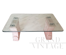 Tavolino vintage con gambe in granito rosa scolpito e piano in vetro