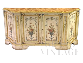 Credenza scantonata di stile Barocco Luigi XVI con decori floreali