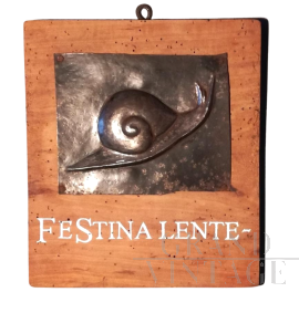 Insegna da osteria Festina Lente in metallo e legno, inizio '900                            