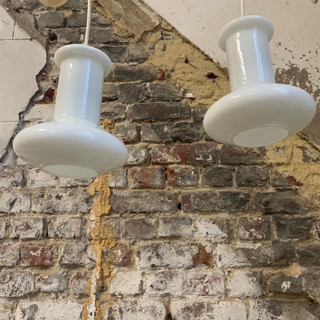 Coppia di lampadari in vetro bianco opalino attribuiti a Holmegaard,  Danimarca anni '70