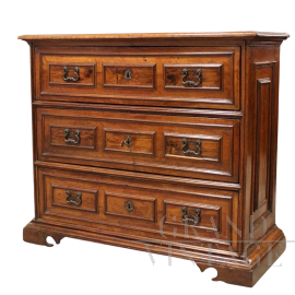 Antique Italian chest of drawers from the 17th century in walnut